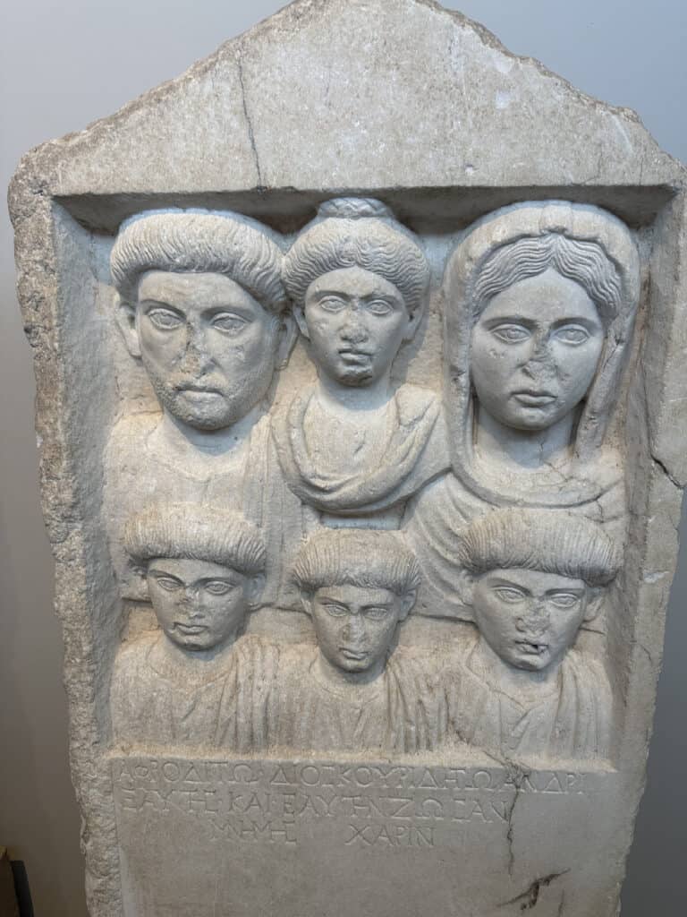 Grafmonument van de antieke begraafplaats in Thessaloniki met zes familieleden in het Nationaal Archeologisch Museum.