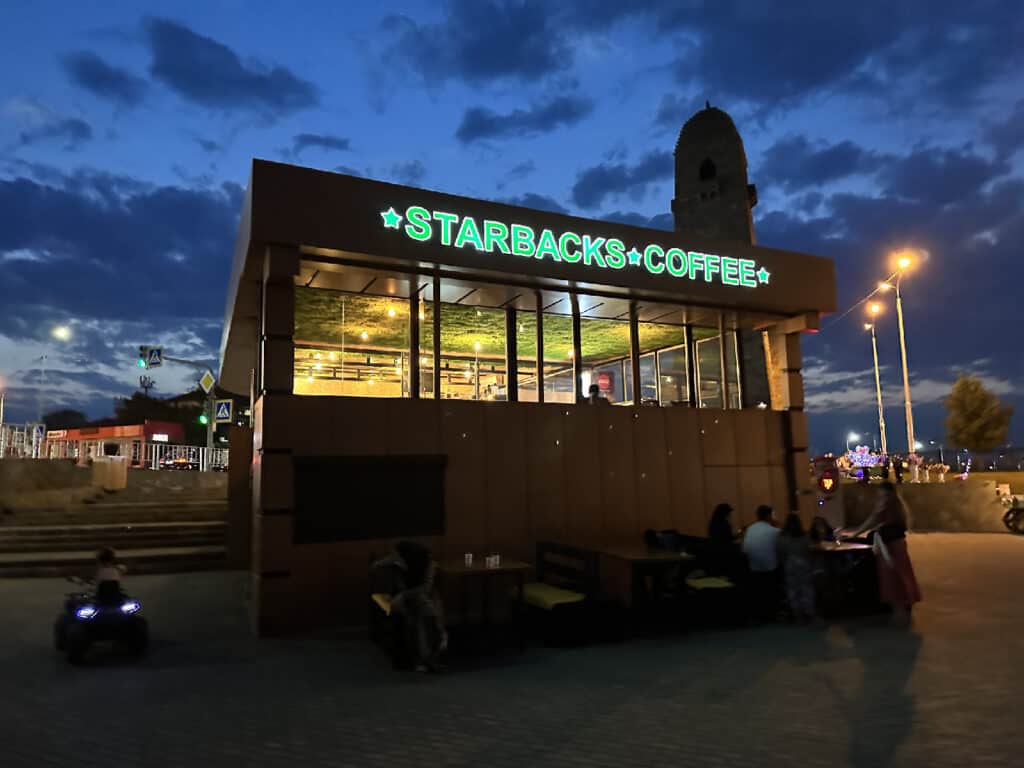 Starbacks in Rusland, enige gelijkenissen met bestaande zaken zijn louter toevallig.