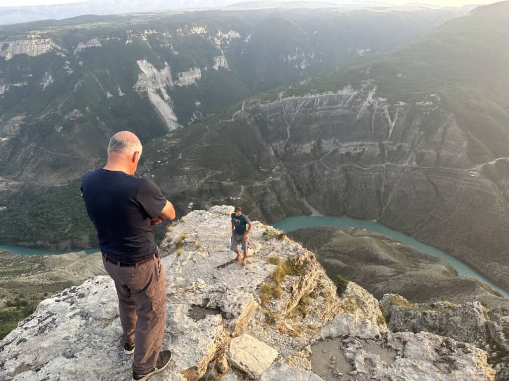 Canyon in Dubki die nog 65 m dieper is dan de Grand Canyon in Dagestan Rusland