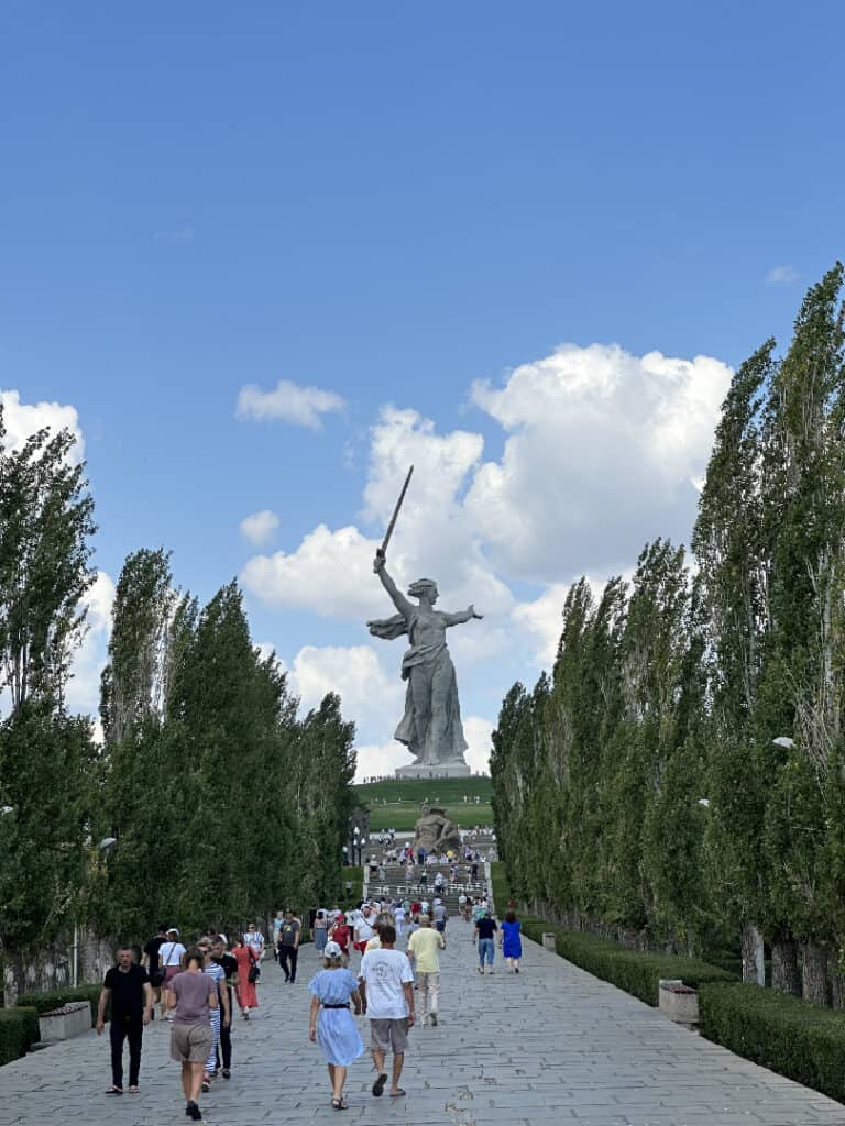 Beeld van Moeder Rusland, die oproept tot de strijd