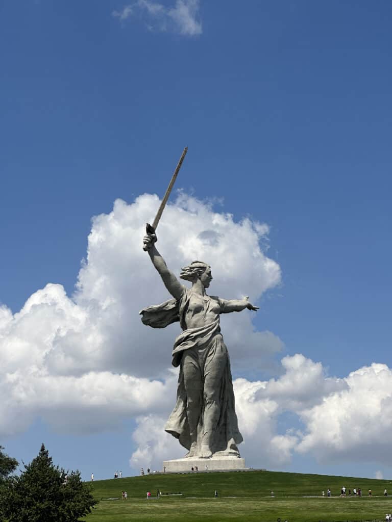 De heuvel van Mammajev Koergan en Moeder Rusland 2