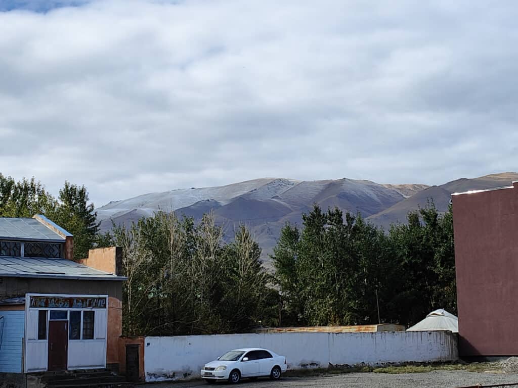 De eerste sneeuwvlokken op de bergen rond Olgii