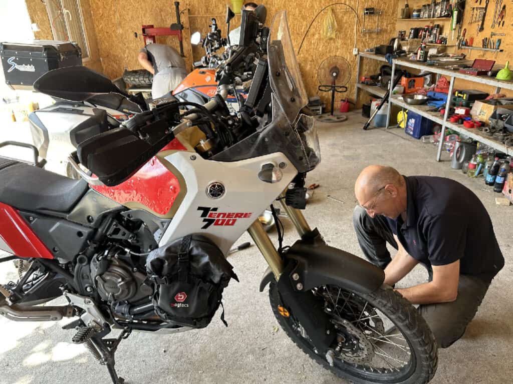 Bandenwissel bij Zorro Moto Osj Kirgizië