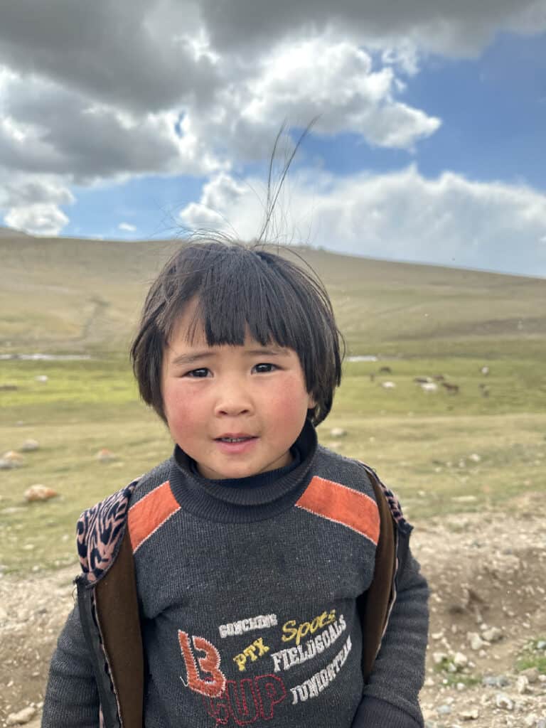 Meisje aan Lake Song Köl, Kirgizië