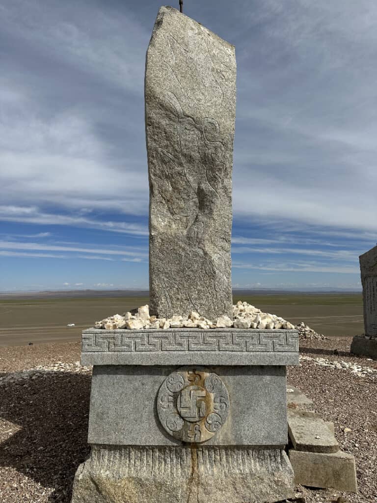 Stenen standbeeld in Gobi woestijn